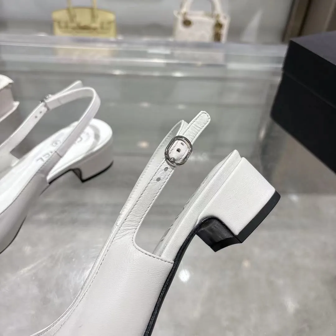 👟👟Ex-factory price 540👟👟 𝐂𝐇𝐀𝐍𝐄𝐋★Xiaoxiang New spring and summer counter new sandals, comfortable and low-heeled, a must-have for work and shopping💋 Show unique dressing style, too beautiful to say, a must-have in summer... Upper: imported sheepskin/Lining: mixed sheepskin Heel height: 3.5cm Outsole: Italian genuine leather outsole Shoe size: 35-39 (40, 41 and 42 are customized and cannot be returned or exchanged)
